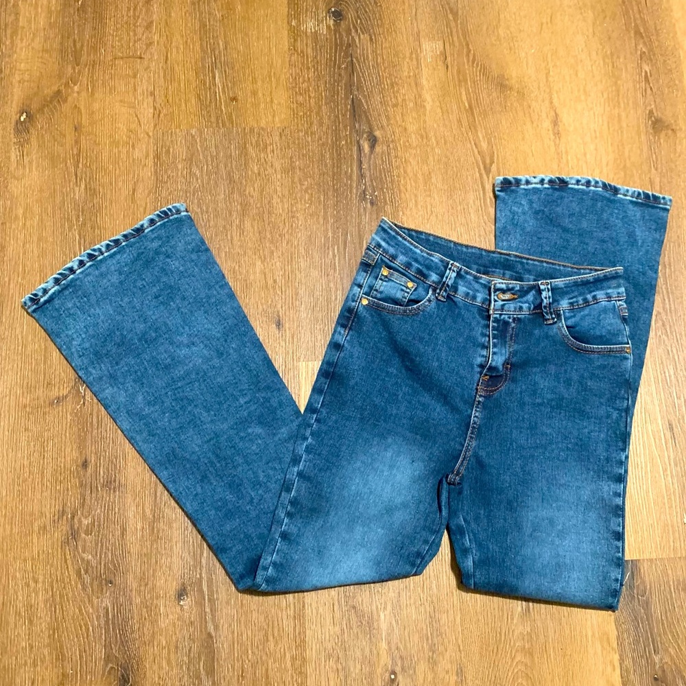 Juniors bell bottom jeans size 32. Gently worn.
